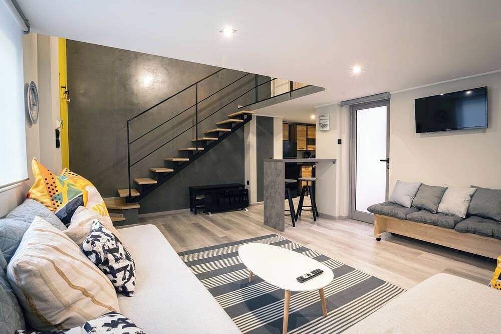 Foto 7 von 23: Charming loft-style apartment just 60 m from Artemida’s long sandy beach!