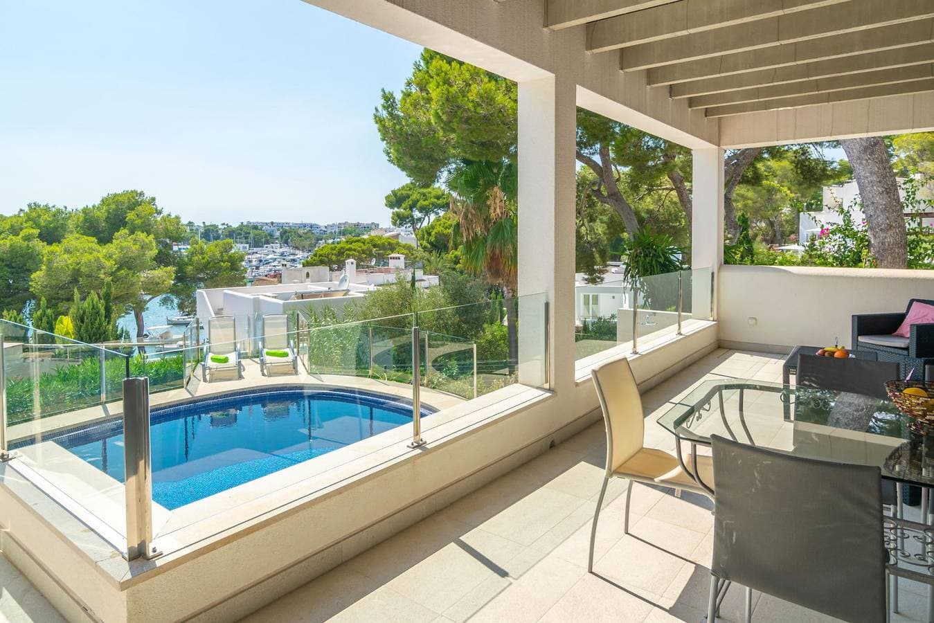 Foto 6 von 43: Cala Llonga - Spektakuläre Villa mit privatem Pool und herrlichem Blick auf den Yachthafen. WiFi gratis