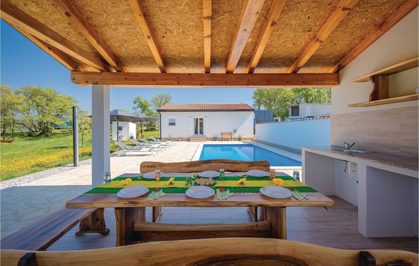 Gemütliche 2-Zimmer-Wohnung mit Terrasse in der Nähe von Montrin und Plovanija 1