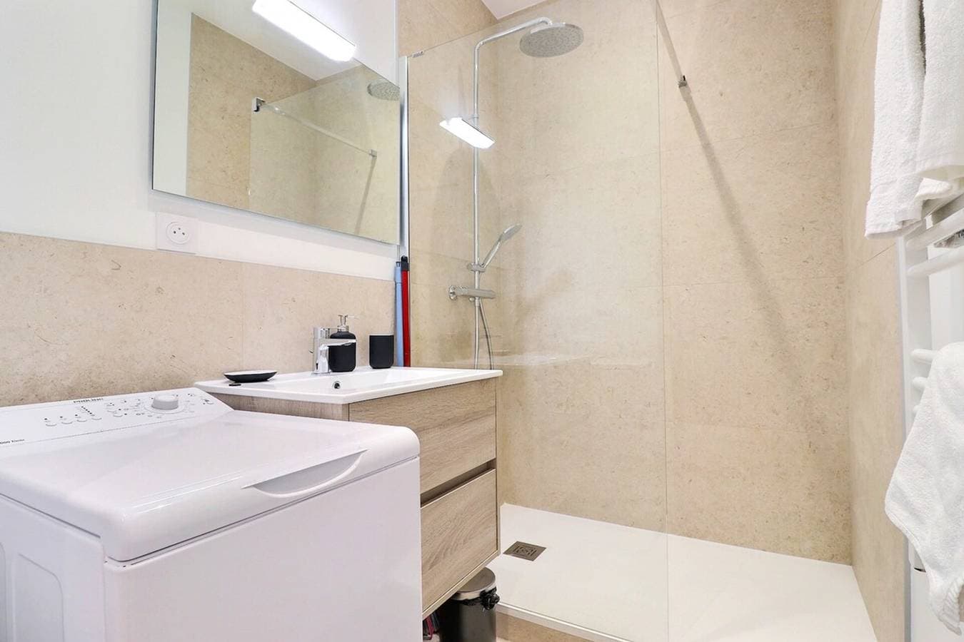 Foto 8 von 10: The Tavira - Magnificent renovated T2 apartment - Villeurbanne.