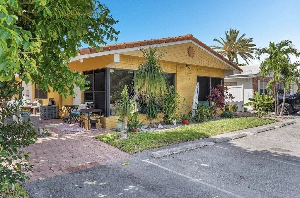 1/2 block from the beach/fully furnished - outdoor fitness center/free Wifi 1
