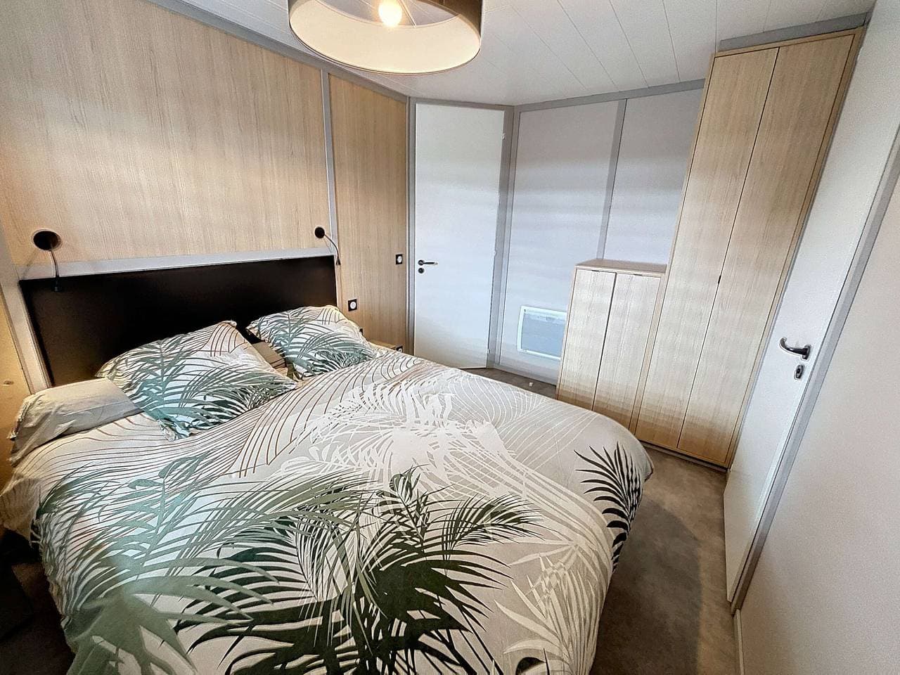 Foto 11 von 36: Luxus-Chalet in Jullouville: 6 Schlafplätze, beheizter Pool, WLAN, Strandnähe