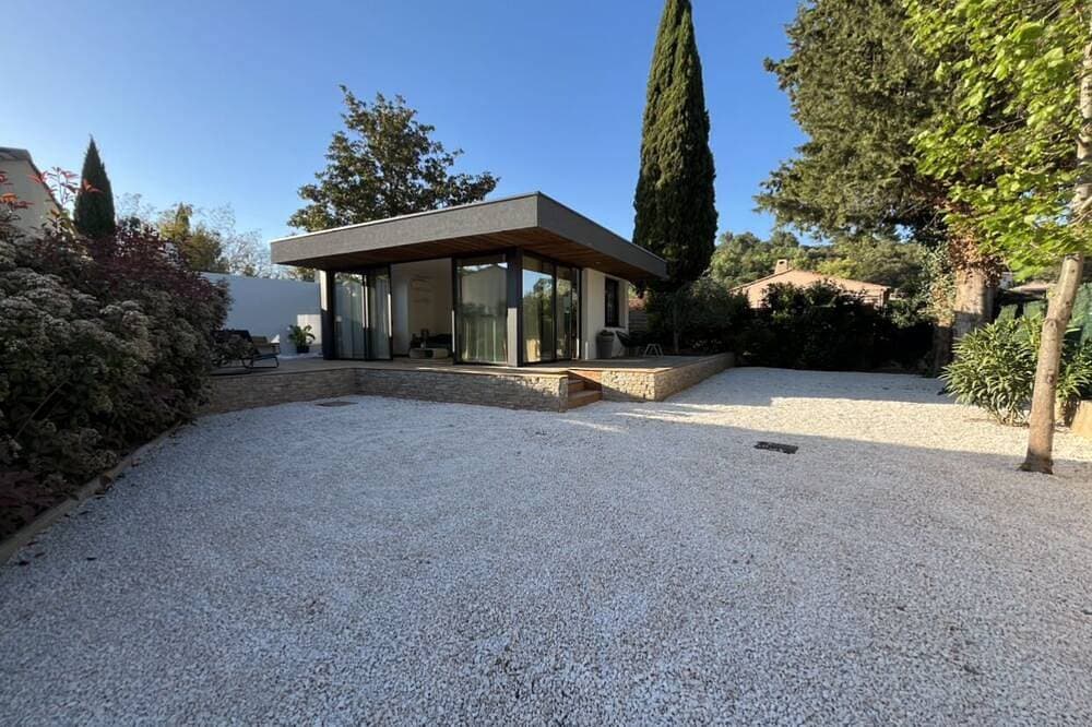 Foto 8 von 25: Lodge Contemporain Avec Jacuzzi en Provence Verte