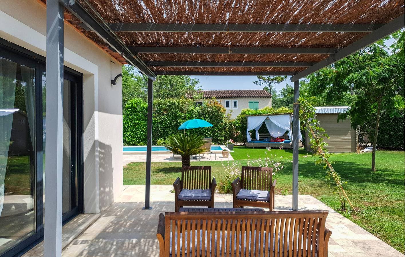 Foto 4 von 22: Geräumiger Rückzugsort mit Pool, Parkplatz und Terrasse