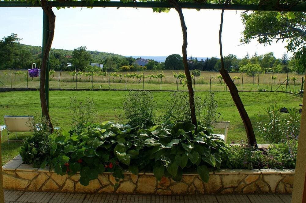 Foto 10 von 24: Charmantes Ferienhaus in Bartići mit Terrasse