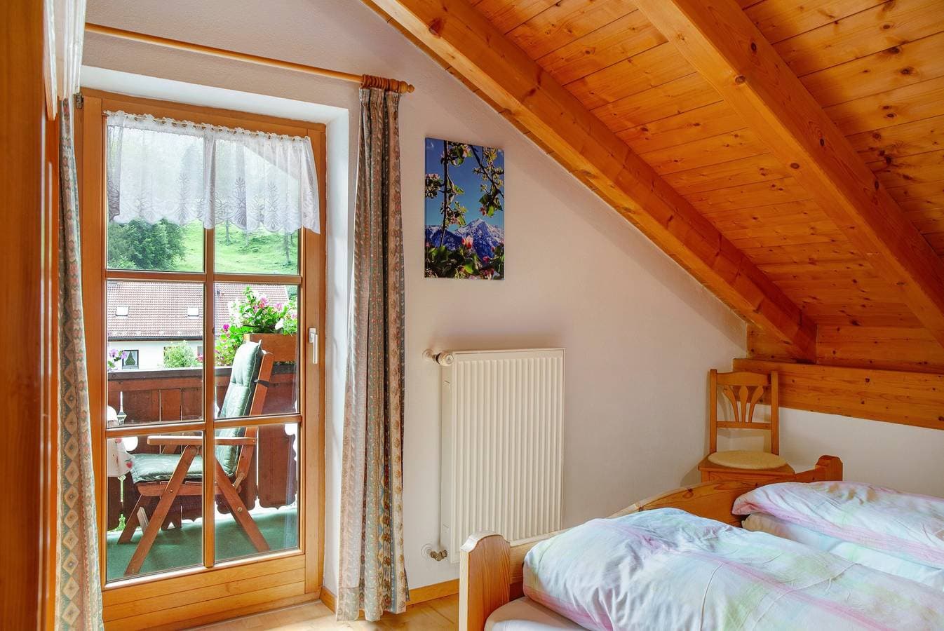 Foto 6 von 33: Ferienwohnung 'Waxenstein' mit Bergblick, Balkon und WLAN