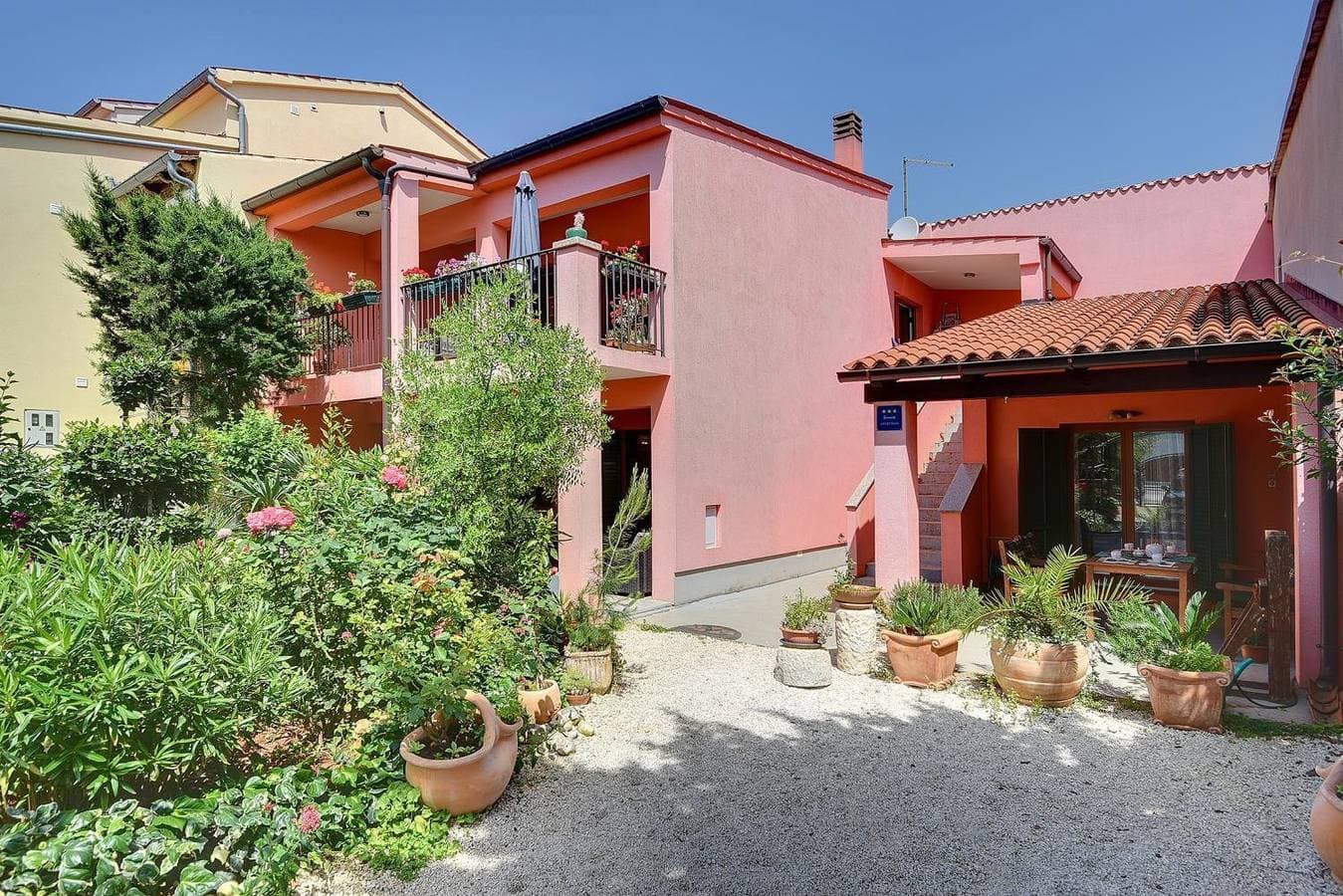 Foto 5 von 20: Appartement mit drei Terrassen, Liegewiese, WLAN