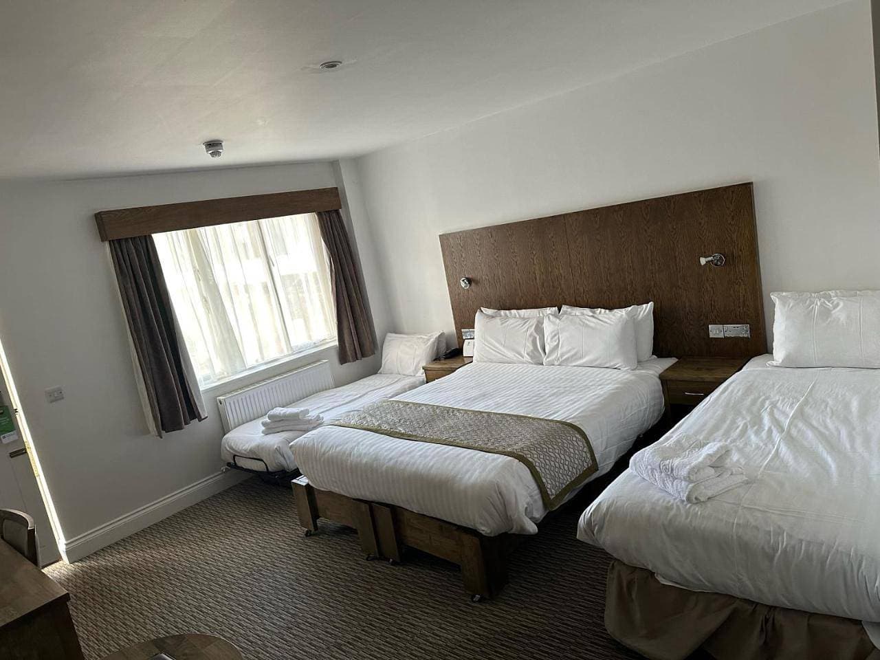 Foto 6 von 12: Family Room with Double and Single Beds - Non-Smoking