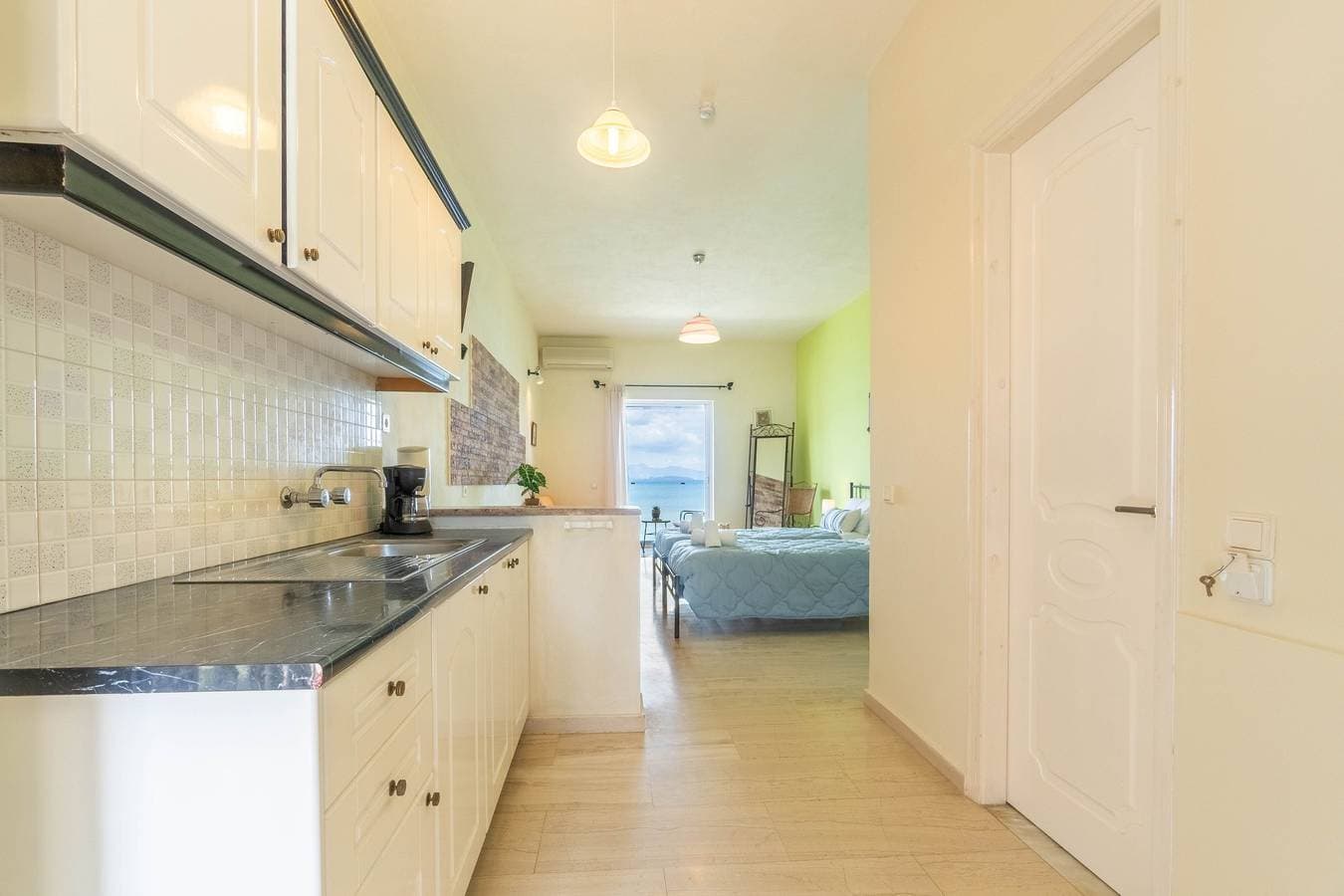 Foto 11 von 23: Einzimmerapartment 'Nikos Seaside 5' mit Meerblick, WLAN und Klimaanlage
