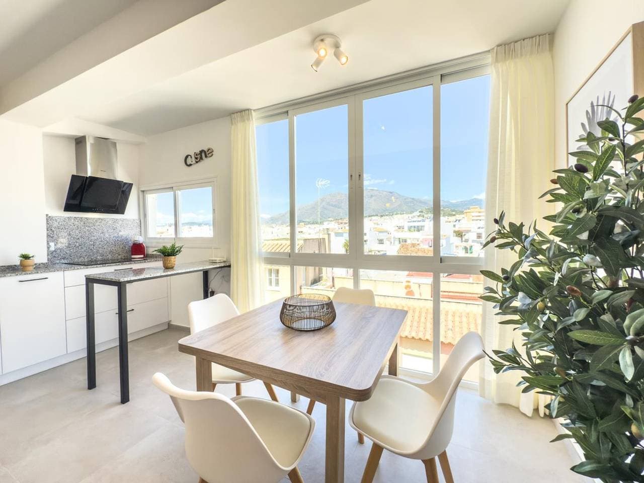 Foto 13 von 25: Moderne Wohnung in Estepona, Bergblick