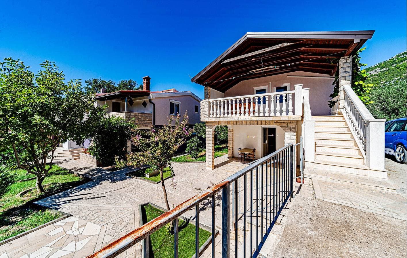 Foto 2 von 19: Gemütliche Ferienwohnung mit Terrasse, WLAN und Parkplatz in der Nähe des Strandes Tri Žala