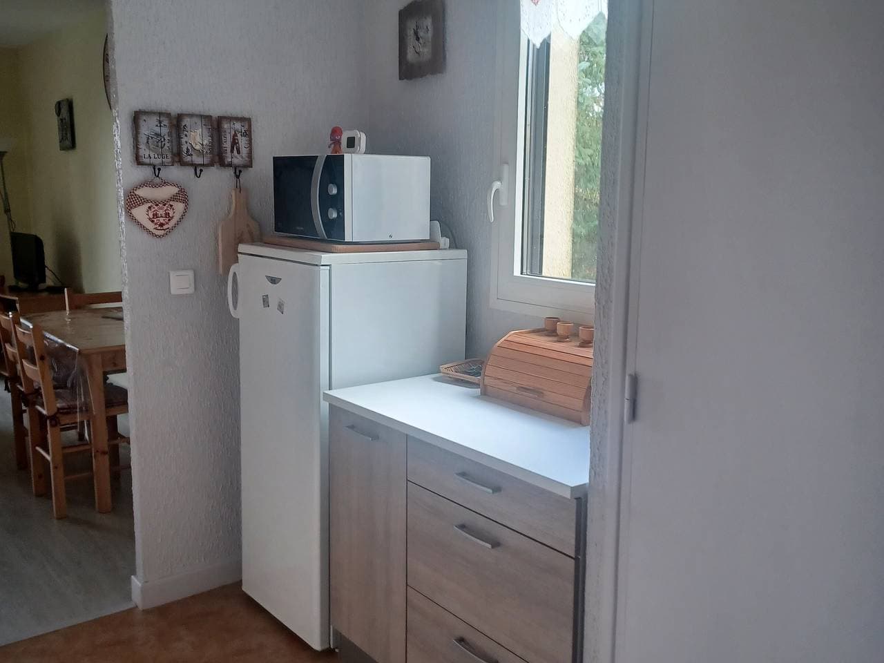 Foto 4 von 15: Studio in Besse-et-Saint-Anastaise mit Parkplatz und Blick auf die Cantal-Berge