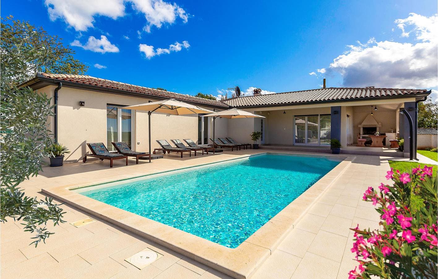 Foto 2 von 46: Geräumige 150 m² große Wohnung mit Pool, Terrasse und WLAN