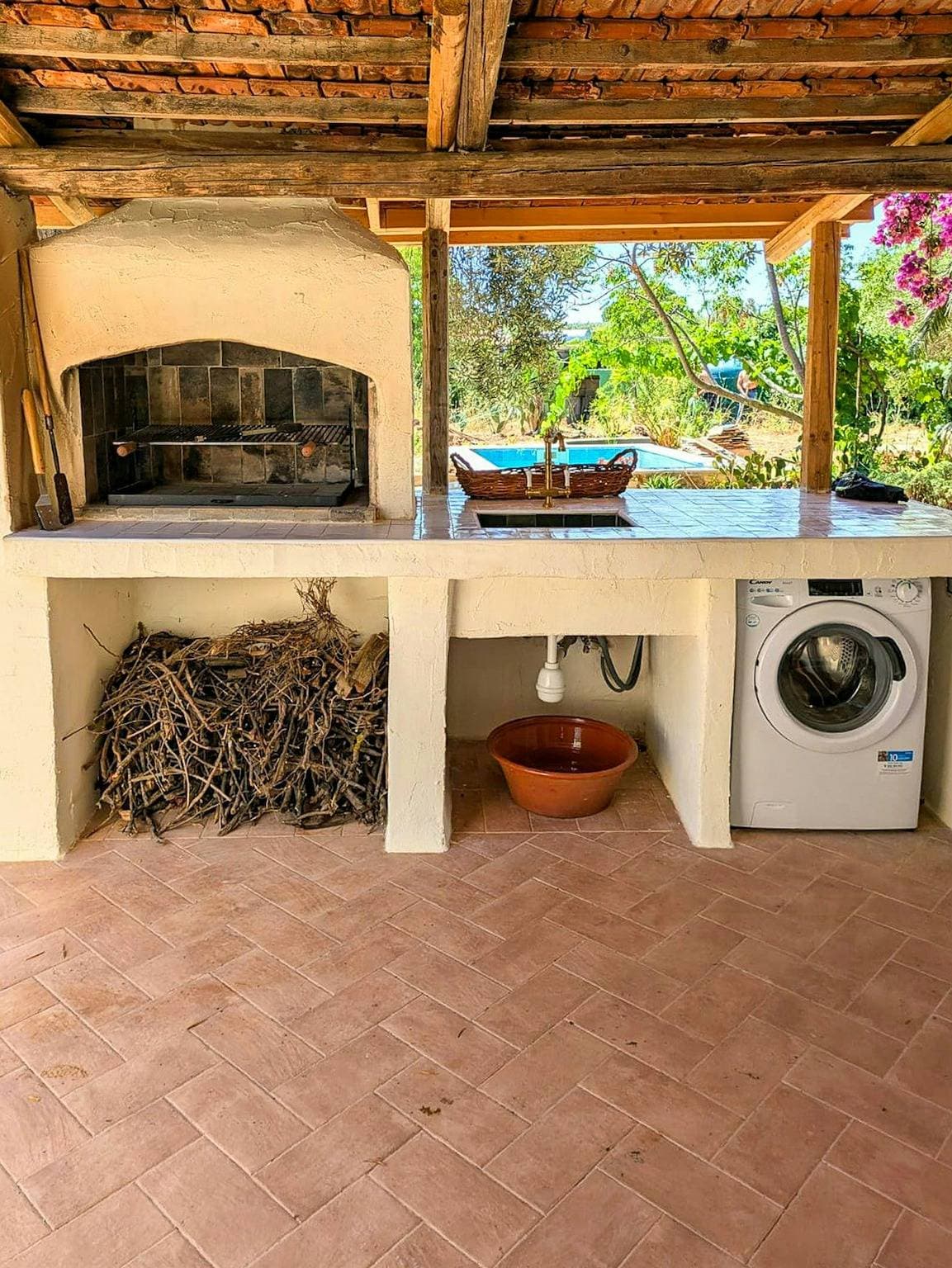 Foto 13 von 16: Haus mit Swimmingpool und einem Garten voller Obstbäume