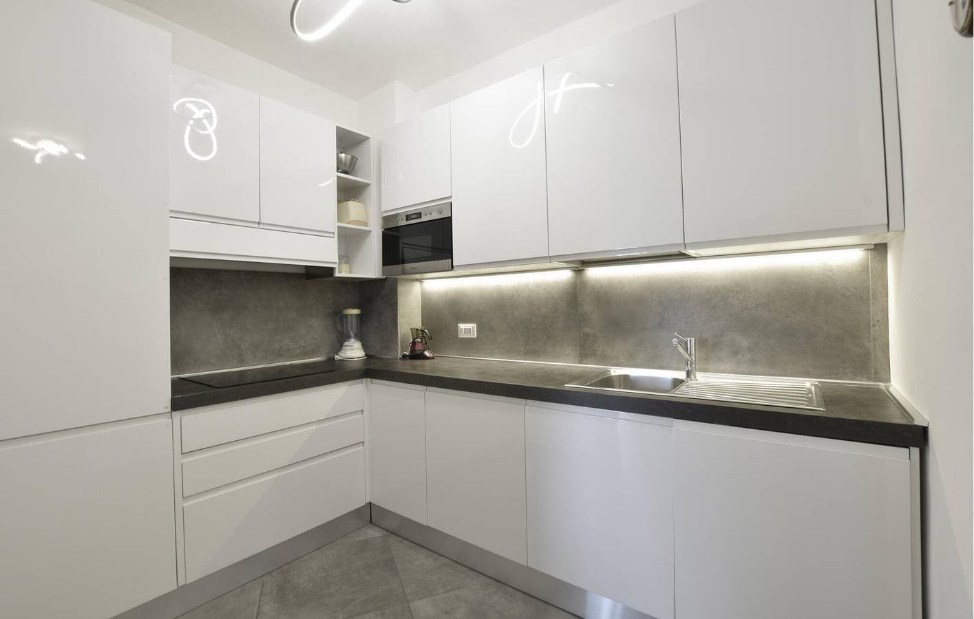 Foto 7 von 29: Gemütliche 2-Zimmer-Wohnung mit Meerblick, Pool, Terrasse und Garage in Poggi