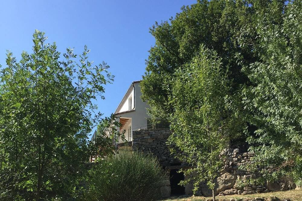 Foto 12 von 24: Villa mit Pool auf einem großen Waldgrundstück ohne Aussicht