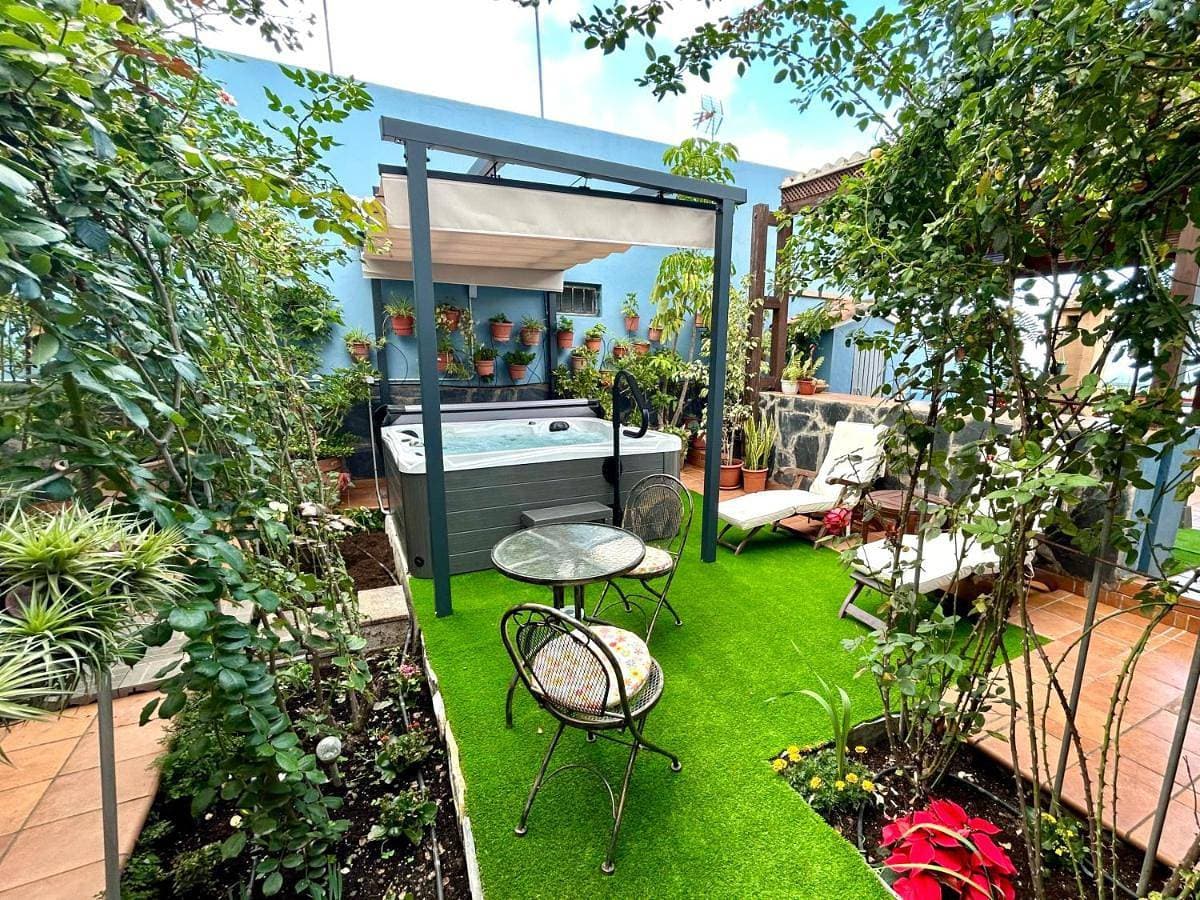Casa con jardín y jacuzzi 1