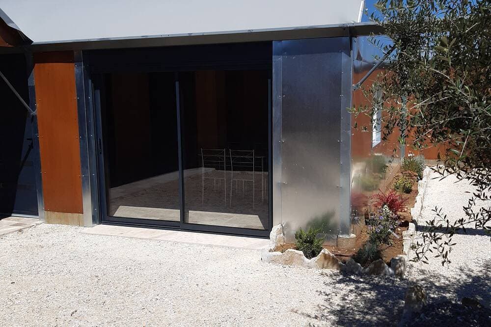 Foto 6 von 26: Dansavan Gite champ de Lavande Luberon Shared swimming pool air conditioning