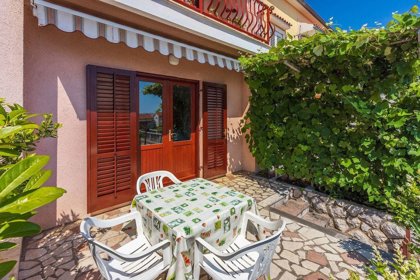 Beschauliches Studio-Apartment nur 250 Meter zum Strand mit Meerblick, Parkplatz, Grill 1