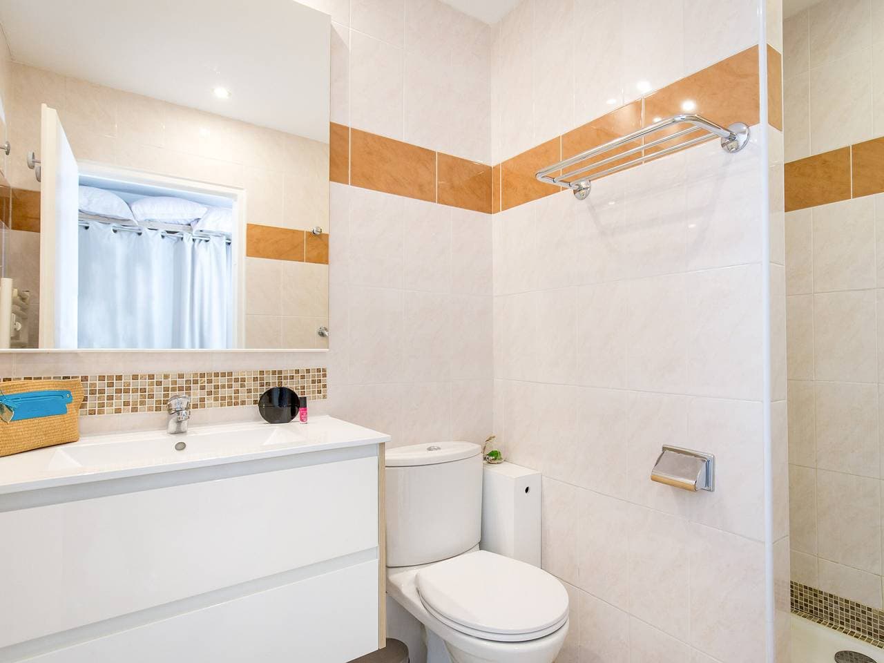 Foto 7 von 12: Au Coeur de Saint-Raphaël: Studio pour 3, Climatisé, Balcon à 50m de la Plage, WiFi, Parking Dispo