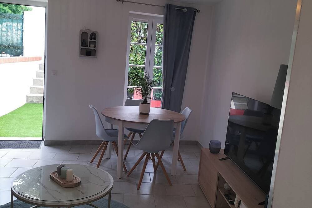 Foto 3 von 6: Apartment with courtyard, ideally located. Neatly decorated.