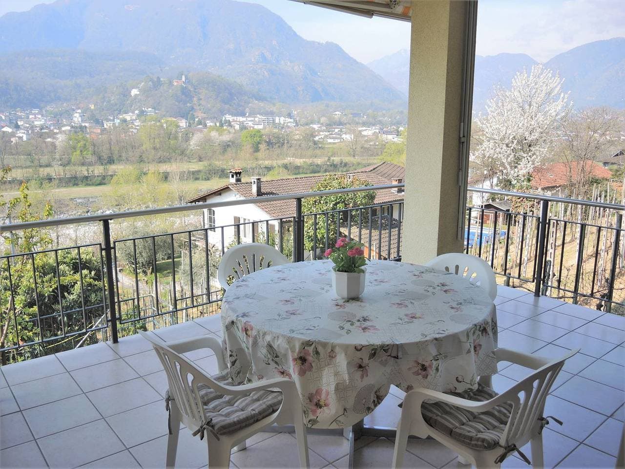 Foto 4 von 31: Ferienwohnung mit Blick in die Natur und auf den Maggiafluss.