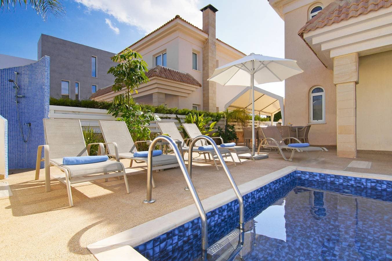 Foto 5 von 35: Villa für 8 Personen mit Balkon