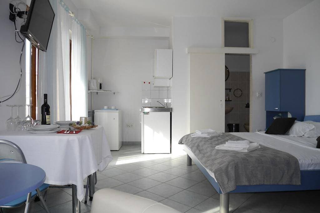 Foto 12 von 29: Studioapartment in Dugi Rat mit Meerblick, Balkon, Klimaanlage, W-Lan (5132-3)