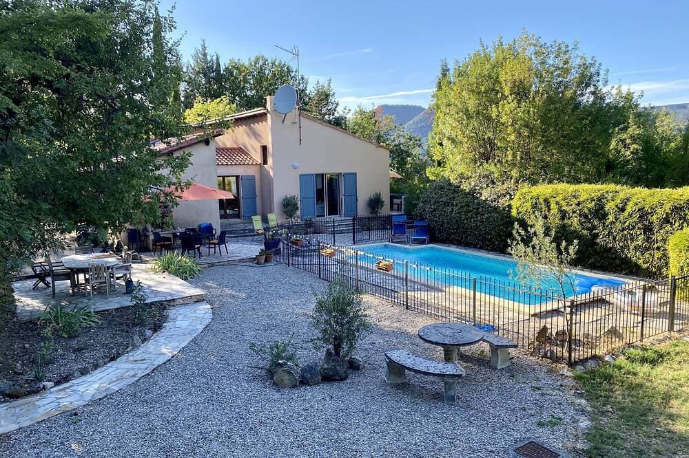 Foto 11 von 30: Secluded villa with large garden pool Overlooks beautiful picturesque village