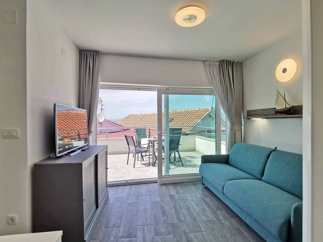 Foto 12 von 29: Studio-Apartment Glorijeta - modern, 25 m vom Meer entfernt, Terrasse, Meerblick, kostenloser Parkplatz, Smart-TV