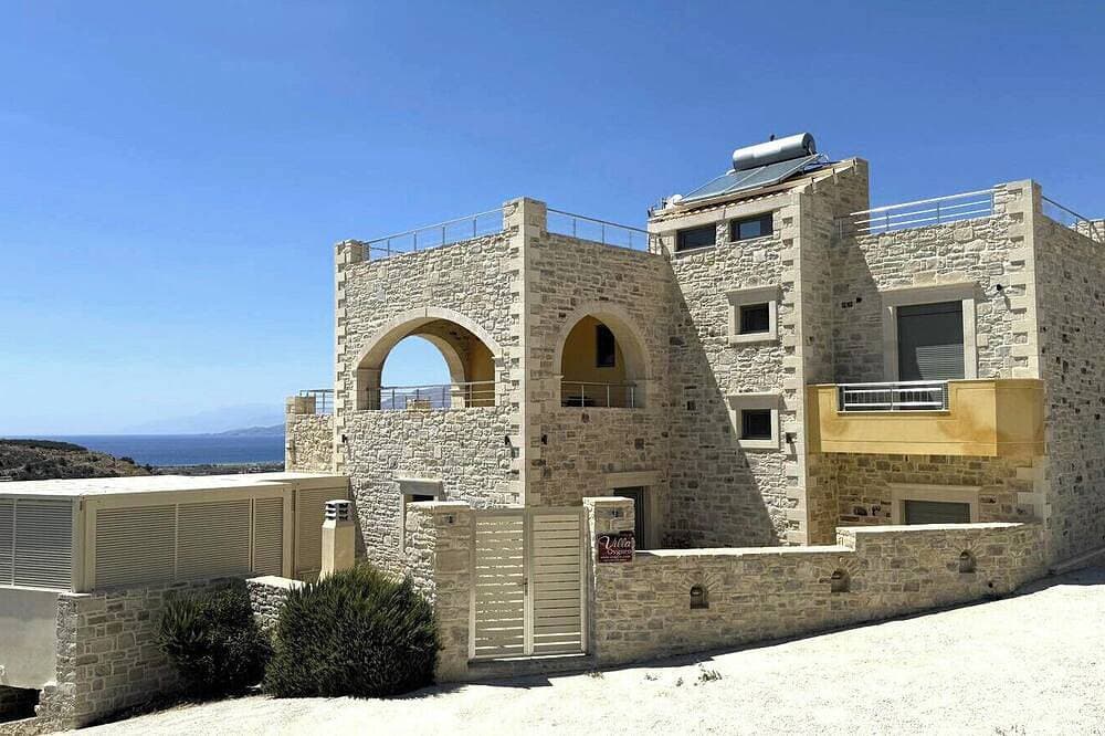 Foto 11 von 30: Villa Ovgoro, 3-stöckiges Gebäude mit Pool und Fußbodenheizung.