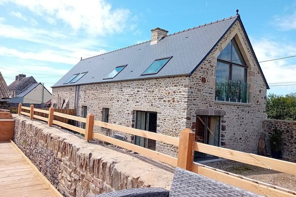 La Petite Ferme Du Cotentin in a village 5 minutes from the sea. 1