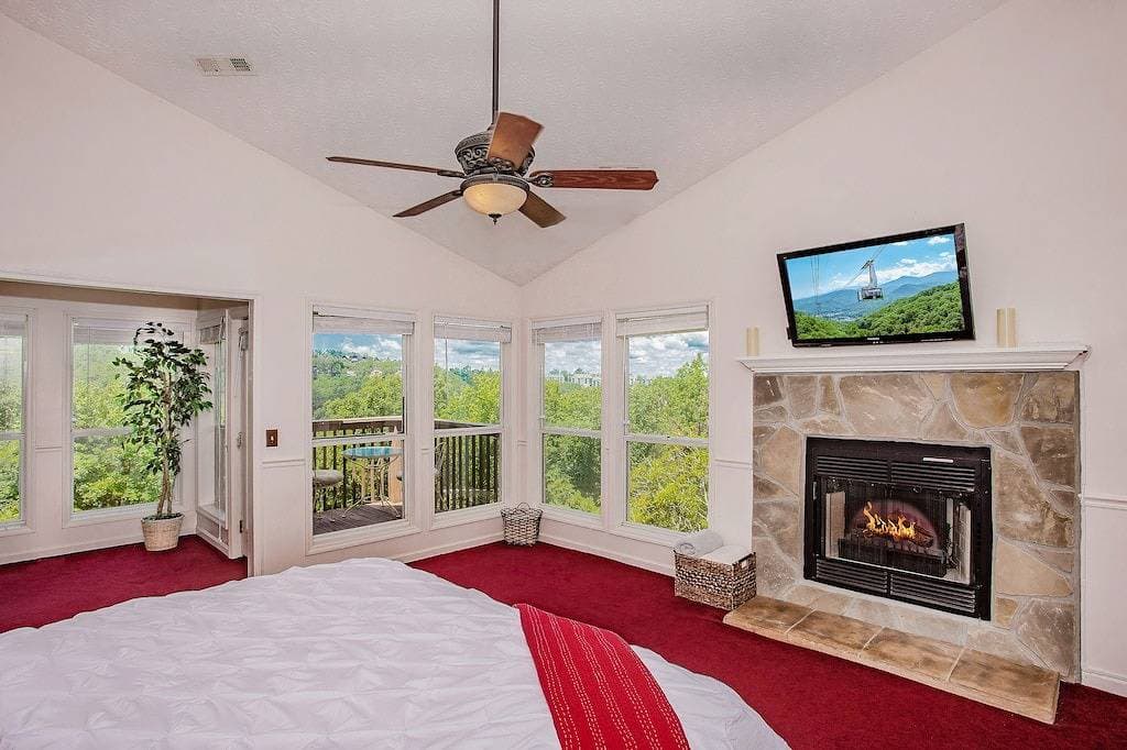 Foto 8 von 37: ❤️Romantic ✔ Hot Tub ★ Blick über Gatlinburg ✔ WIFI ★ KingBed