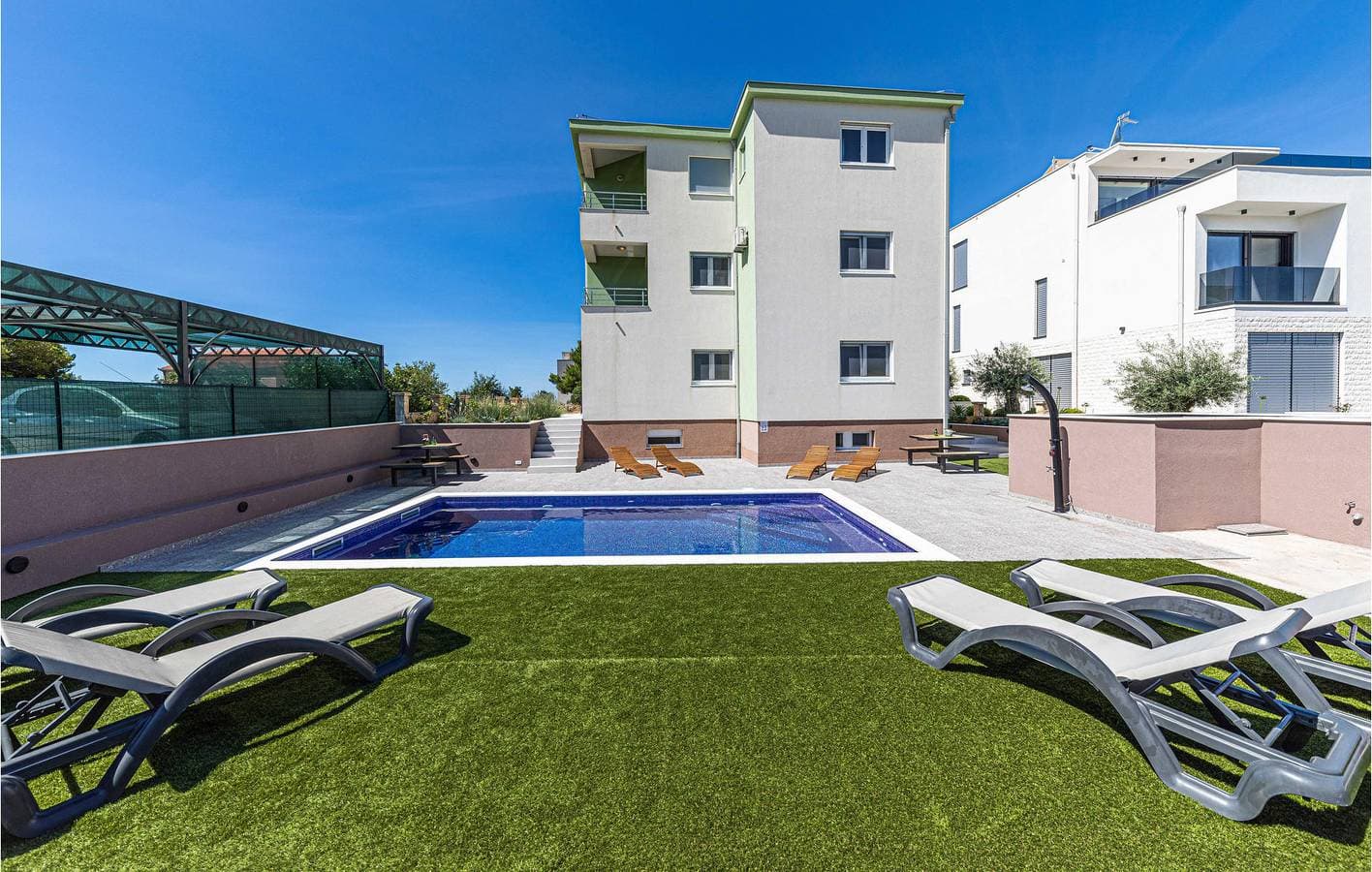 Foto 7 von 27: Apartment mit Meerblick, Pool und Terrasse, 2 km vom Strand entfernt