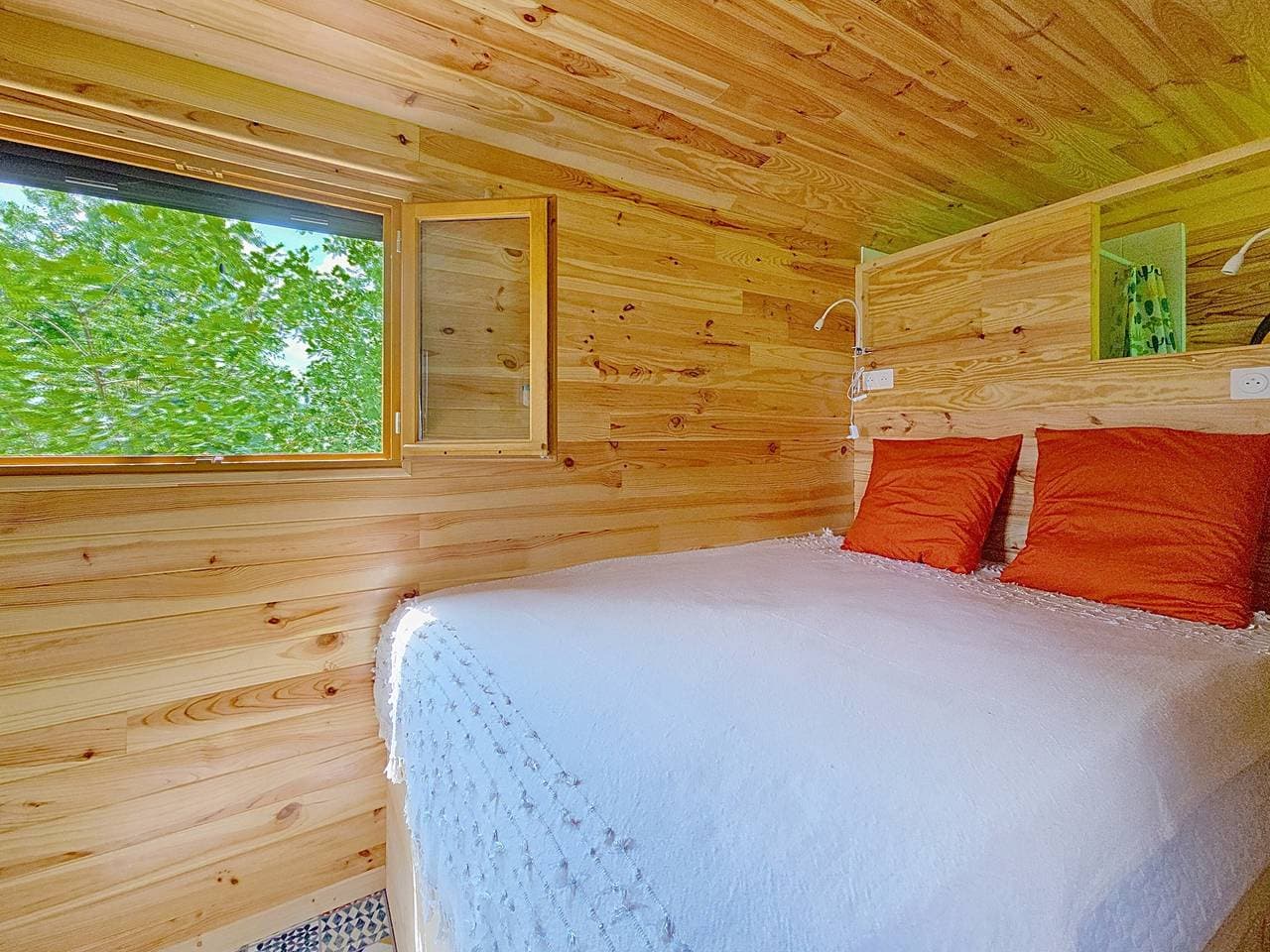 Foto 9 von 15: Cabane „Roulotte L'âne Au Salon En Armagnac“ – Romantische Auszeit im Grünen