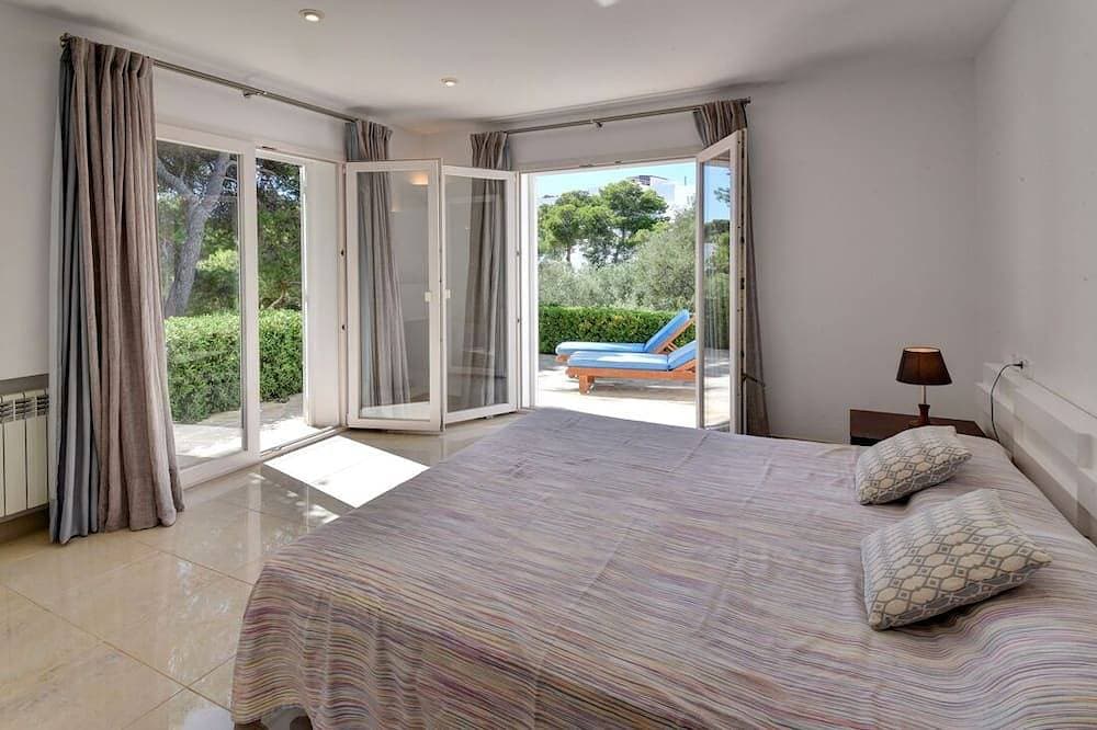 Foto 3 von 30: Villa mit direktem Strandzugang zu einer sandigen Bucht in Cala D'or Zentrum