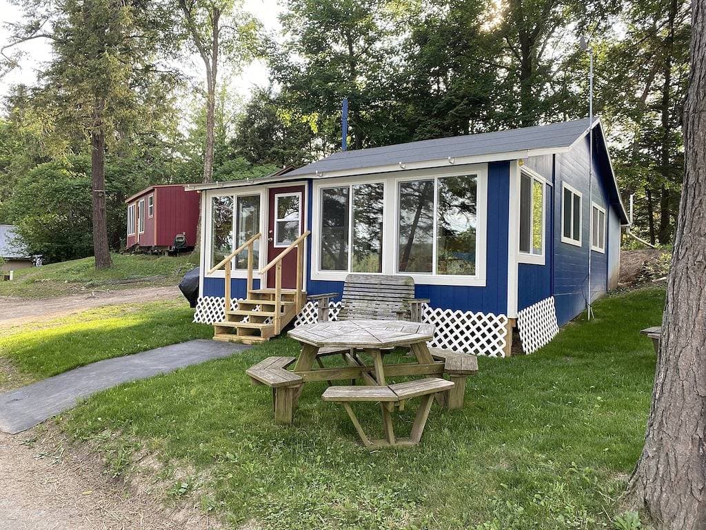 Ufergegend, rustikale Hütte, tolles Schwimmen, eigenes Dock, Floß 1