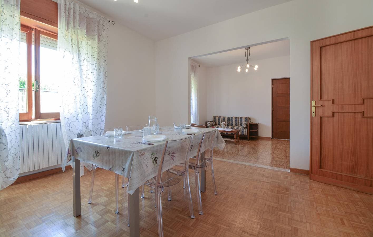 Foto 4 von 21: Modernes Apt mit Terrasse, AC & WiFi, 1.5km zum Strand