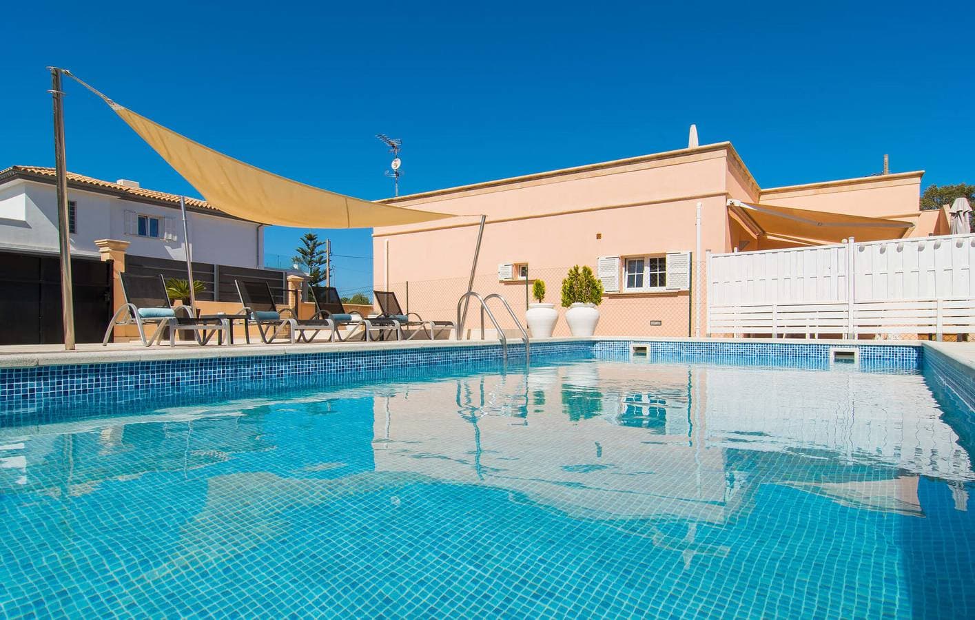 Foto 12 von 41: Ruhige Wohnung mit Meerblick, Pool und Grill
