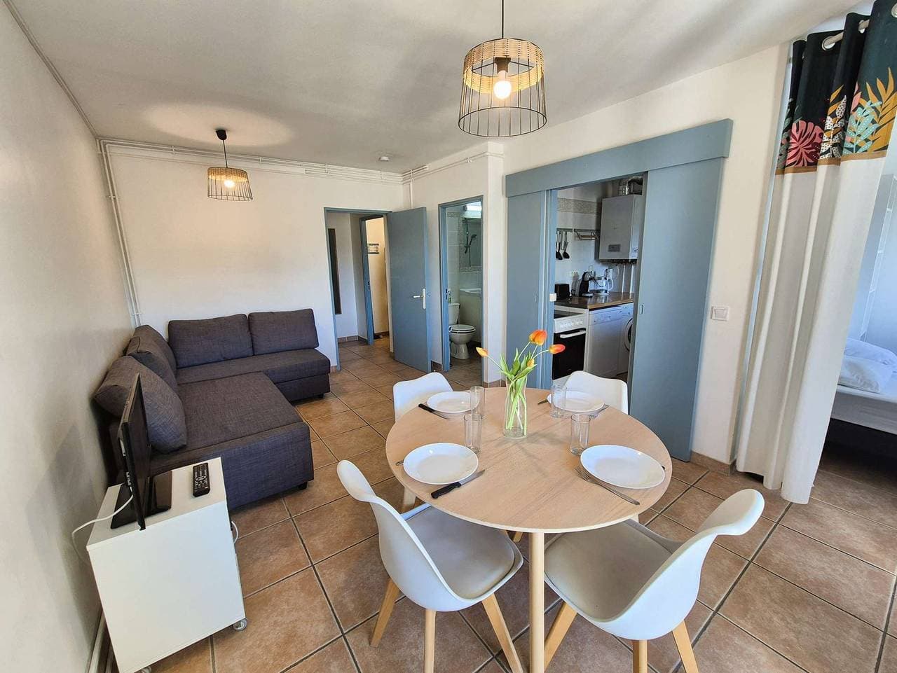 Foto 4 von 17: Klimatisierte Wohnung mit Terrasse, Privatparkplatz, Residenz mit Swimmingpool