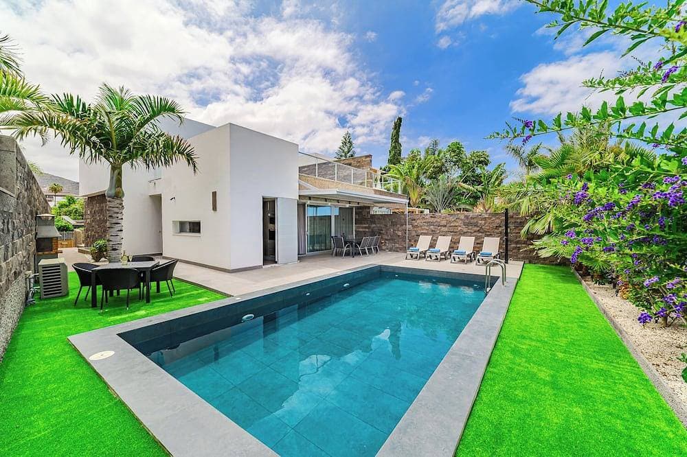 Modern 5B villa in El Duque, heated pool, wifi, just 250m from the beach 1
