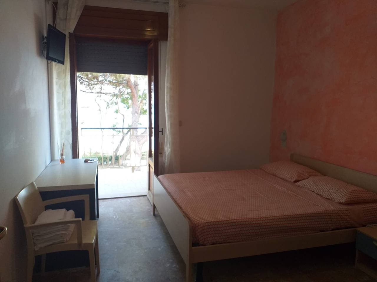 Foto 8 von 24: Geräumiges Doppelzimmer nur einen Steinwurf vom Meer entfernt