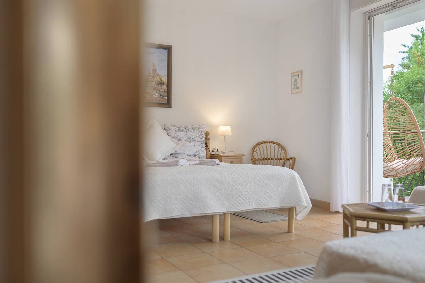 Foto 10 von 35: Gästezimmer „Chambre B und C – Sportive“ mit Bergblick, Gemeinschaftsterrasse & WLAN