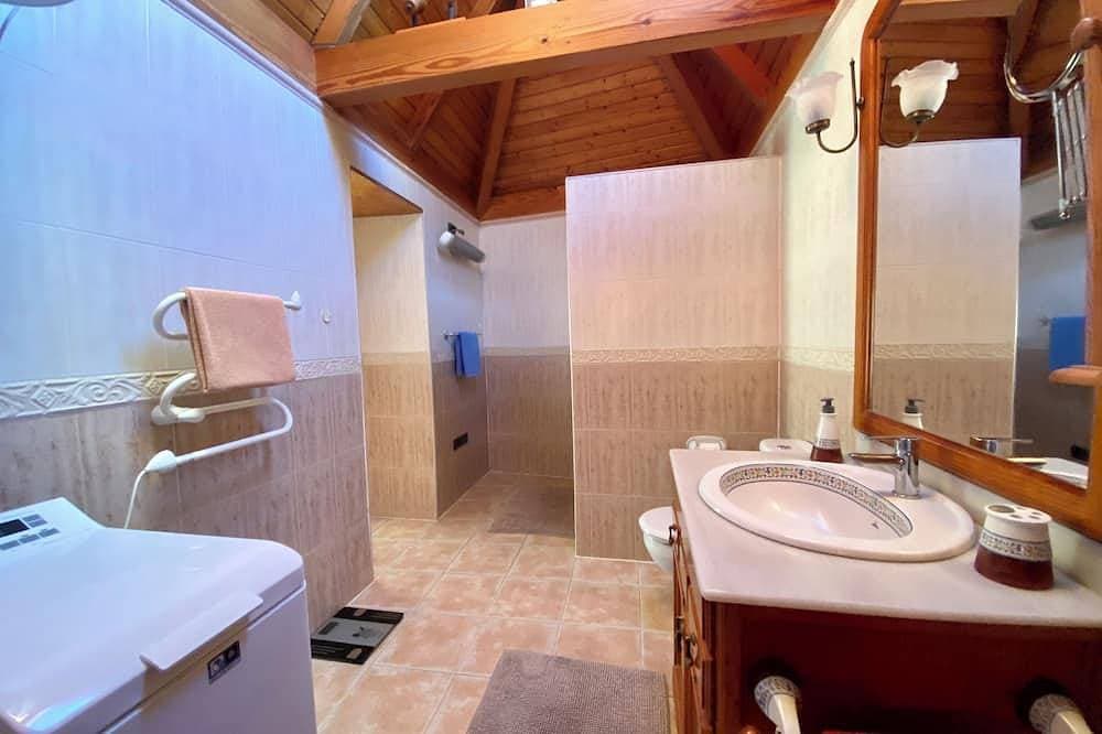 Foto 4 von 26: Tropisches Hideaway mit Traumblick & Terrasse, grossem Garten & Sauna