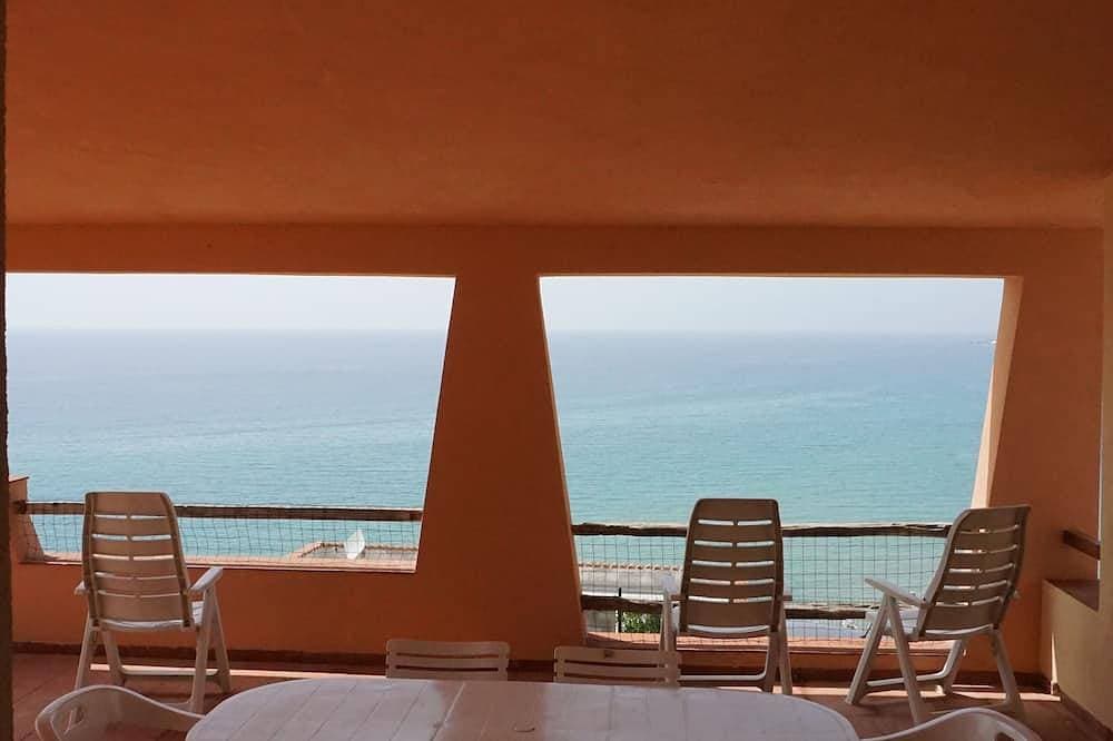 Foto 12 von 12: Sea view house 2 minutes walk from the main beach