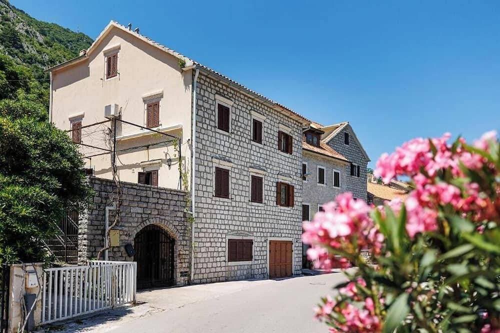 Foto 12 von 30: Historic Waterfront House — Authentic Stone Gem on the Stunning Bay of Kotor