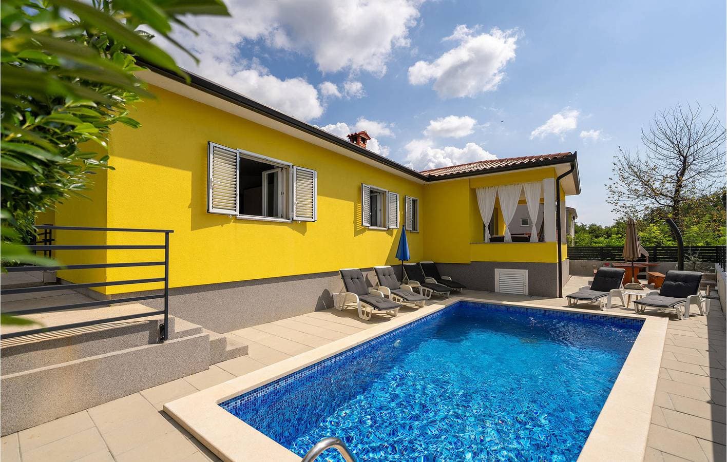 Foto 3 von 34: Gemütliche Unterkunft, 2 km von Raša entfernt – inklusive Pool, WLAN und Parkplatz!