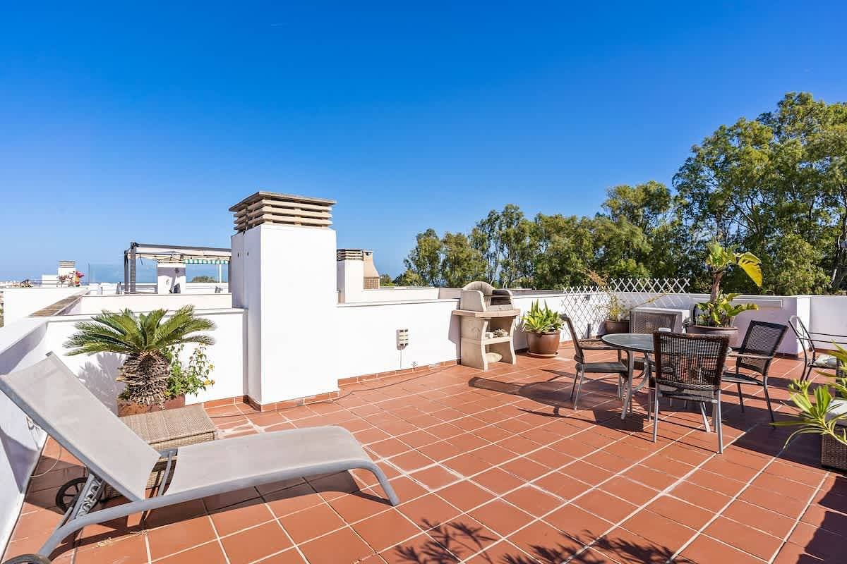 Foto 2 von 22: Terrace Penthouse with Pool by Costarentals