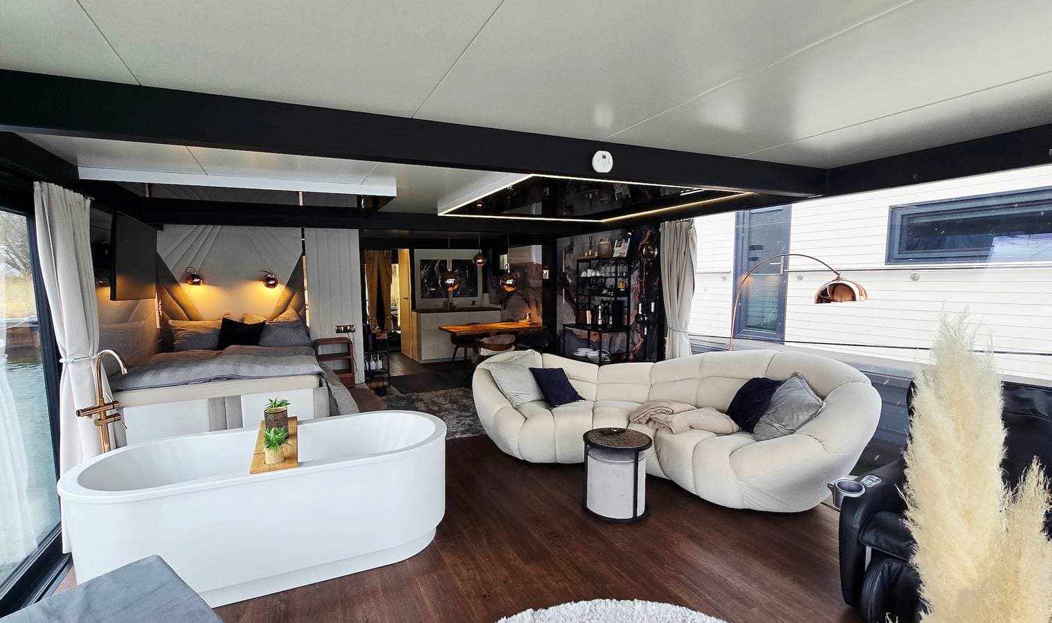 Foto 2 von 42: Hausboot 'Hafensuite Rügen' mit WLAN