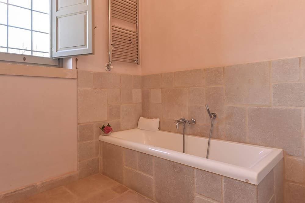 Foto 11 von 30: 5 Schlafzimmer Masseria mit beheiztem Infinity-Pool und weitläufigem Olivenhain